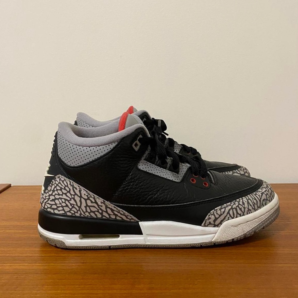 2018 Jordan Retro Black Cement 3 
Size 7Y/8.5W ⭐️ 

Comes with box :)